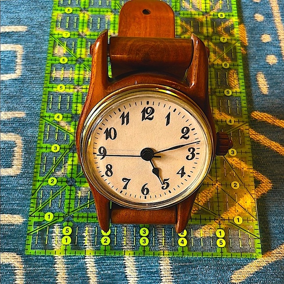 Vintage Wooden Desk Clock – Unique Wristwatch Design - Picture 9 of 12